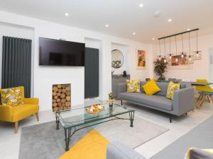 een woonkamer met een bank en een tafel bij Avon Cottage in St Ives