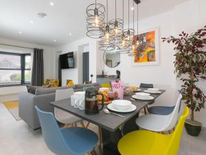 een eetkamer en woonkamer met een tafel en stoelen bij Avon Cottage in St Ives