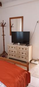 TV a/nebo společenská místnost v ubytování Roula Apartment