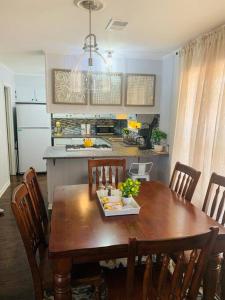 eine Küche mit einem Holztisch mit Stühlen und einem Esszimmer in der Unterkunft Cozy, Peaceful, and Relaxing! in Winona
