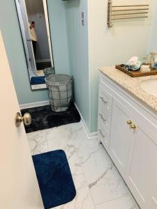 ein Badezimmer mit Waschbecken und Spiegel in der Unterkunft Cozy, Peaceful, and Relaxing! in Winona + 1 Foto