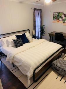 ein Schlafzimmer mit einem großen Bett mit Kissen darauf in der Unterkunft Cozy, Peaceful, and Relaxing! in Winona