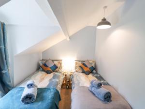 2 Betten in einem Zimmer mit ausgestopften Tieren drauf in der Unterkunft Woodcutters Cottage in Haltwhistle