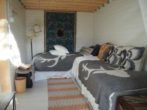 Suur AhvenkoskiSöderstrand B&B Kataja Room的有两张床和一张沙发的房间
