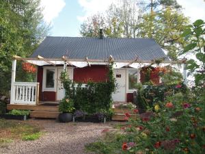 Suur AhvenkoskiSöderstrand B&B Kataja Room的花园内带凉棚的小房子