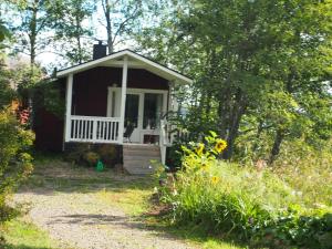 Suur AhvenkoskiSöderstrand B&B Kataja Room的花园中的小小屋