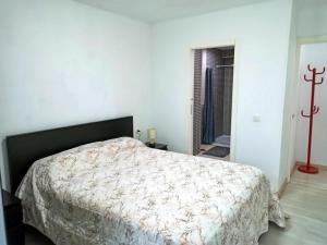 Ένα ή περισσότερα κρεβάτια σε δωμάτιο στο COMFORTABLE APARTMENT ON THE 1st SEA LINE IN THE SOUTH OF TENERIFE +19 φωτογραφίες