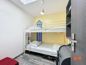 a bunk bed room with a bunk bed in a room at Le Petit Loft in Wimille