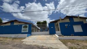 AngicosRes Seridó的蓝白色房子,带门