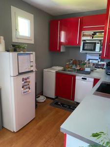 Kuchyň nebo kuchyňský kout v ubytování Appartement dans résidence calme