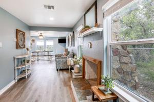 Χώρος καθιστικού στο Brownwood Family Home - 2 Mi to Public Marina!