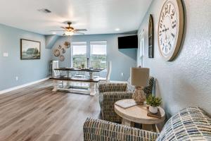 Χώρος καθιστικού στο Brownwood Family Home - 2 Mi to Public Marina!