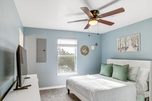 Ένα ή περισσότερα κρεβάτια σε δωμάτιο στο Brownwood Family Home - 2 Mi to Public Marina!