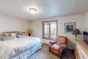 Un pat sau paturi într-o cameră la Vail City Bungalow