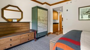 Postel nebo postele na pokoji v ubytování 1315 STUDIO The Lodge At Spruce Peak 3rd floor By Stowe Mountain Rentals