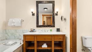 Koupelna v ubytování 1315 STUDIO The Lodge At Spruce Peak 3rd floor By Stowe Mountain Rentals + 14 fotografií