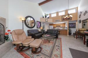 Posezení v ubytování Charming Foothills Condo