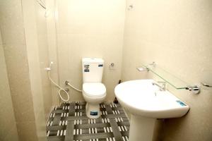 een badkamer met toilet en wastafel bij Hidden heaven holidays and camping organisers in Haputale +17 foto's