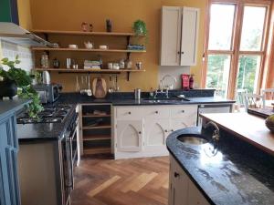 Gallery image of 3 bedroom 3 bathroom ground floor condo with veranda in Reigate