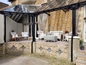 Gallery image of 3 bedroom 3 bathroom ground floor condo with veranda in Reigate