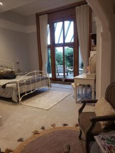 Gallery image of 3 bedroom 3 bathroom ground floor condo with veranda in Reigate +27 photos