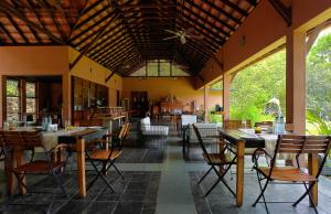 AthirappillyRainforest Resort的一间有桌椅的餐厅