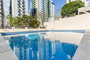 una piscina en una ciudad con edificios altos en Área Nobre com Vista para Baía e Pontes SA2351, en Florianópolis