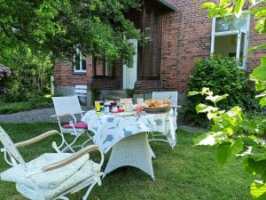 una mesa con un bol de fruta en un patio en Norby Garden Westwärts, en Rieseby