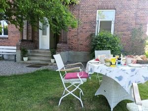 una mesa y sillas con comida en un patio en Norby Garden Westwärts, en Rieseby