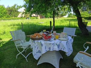 una mesa de picnic con una cesta de comida. en Norby Garden Westwärts, en Rieseby