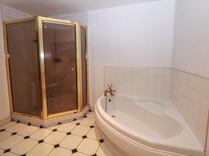 La salle de bains blanche est pourvue d'une douche et d'une baignoire. dans l'établissement Whim Cottage, à Hathersage 17 autres photos