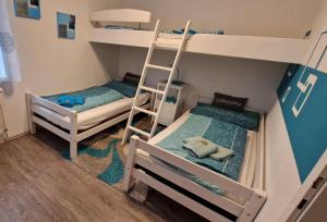 Postel nebo postele na pokoji v ubytování Ferienwohnung Brennseeblick