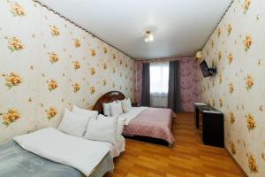 una camera da letto con due letti e un divano di Яскраві квіти мережа квартир Документи для відряджень Безконтактне заселення 24-7 a Poltava