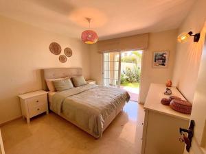 Ένα ή περισσότερα κρεβάτια σε δωμάτιο στο Sea view duplex private jacuzzi, garden, terras and shared pool +38 φωτογραφίες