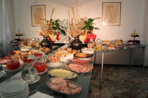 ein Tisch mit vielen Tellern voller Essen in der Unterkunft Martina's Hotel in Rimini + 33 Fotos