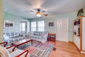 Χώρος καθιστικού στο Stables and Indoor Pool Access Lecanto Retreat!