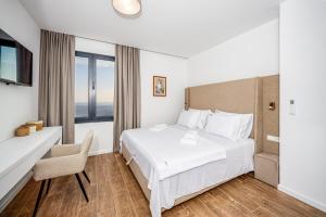 ペトロヴァック・ナ・モルにあるVilla Mareのベッド、デスク、窓が備わるホテルルームです。 +25枚の写真