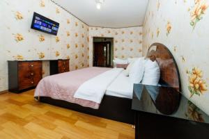una camera da letto con un letto e una TV a parete di Яскраві квіти мережа квартир Документи для відряджень Безконтактне заселення 24-7 a Poltava