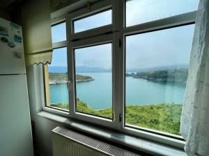 een raam met uitzicht op een waterlichaam bij Marin DenizeR Tatilevi in Amasra