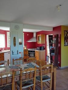 Una cocina y un comedor con mesa y sillas. en grande villa étang salé les hauts, en Étang-Salé