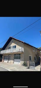 un grande edificio con un balcone in cima di Apartman Pavić a Livno