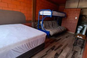 1 dormitorio con litera y sofá en Oasis, en Buena Vista