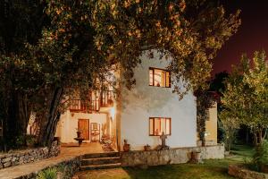 a white house with a tree in front of it at Hotel Vallehermoso in Cotahuasi