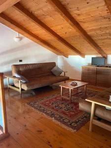 サンタ・マリアにあるOceanfront Apt 25 Porto Antigo IIのソファとテーブルのあるリビングルーム