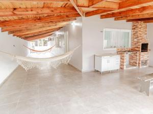 Μια τηλεόραση ή/και κέντρο ψυχαγωγίας στο Casa para até 10 pessoas com churrasqueira QF1846