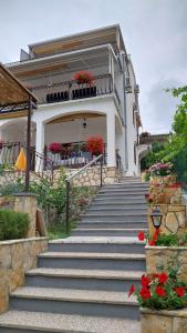 un edificio con scale e fiori di fronte di Apartments Darija a Sveti Petar