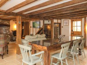 a living room with a table and chairs at Fishermen's Cottage in Chulmleigh