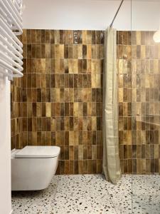 a bathroom with a toilet and a shower at Śpimy u Dziadków - APARTAMENTY BIESZCZADY in Nowosielce Kozickie +53 photos