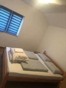 un letto in una stanza con una finestra di Apartman Pavić a Livno