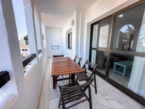 drewniany stół i krzesła na balkonie w obiekcie 3-401-Apartamento 1 dormitorio w mieście El Puerto de Santa María